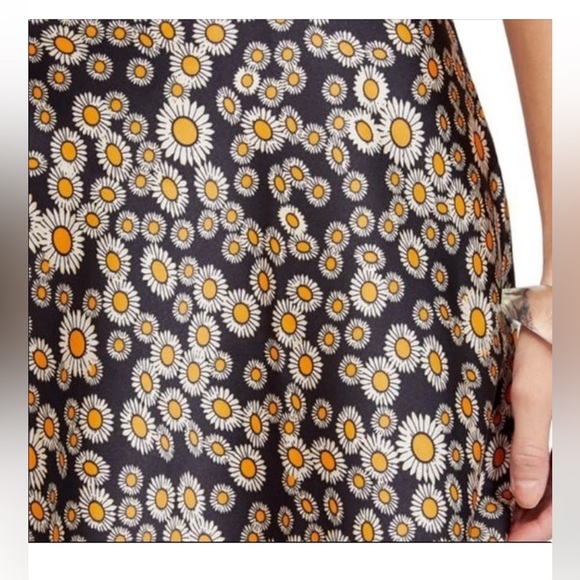 FREE PEOPLE Phoebe Daisy-print Mini Skirt
In Black and yellow sz 10 preloved - Picture 3 of 9
